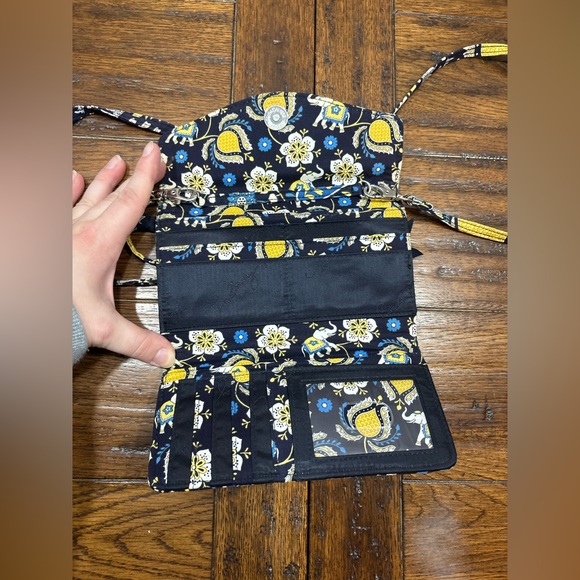 Vera Bradley crossbody gallery trifold wallet Ellie Blue pattern, used 7.5”x5” - Picture 3 of 8